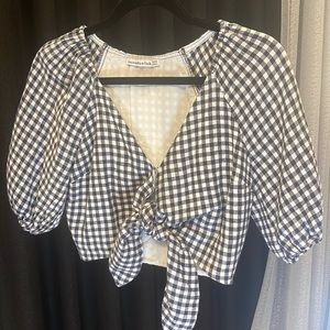 NWOT Abercrombie cropped plaid tie top. Puffy sleeve.